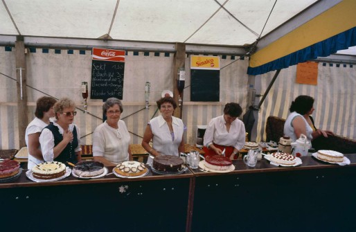 Zu erkennen: Emma Krenzer, Agnes Barthelmes, Rosel Zentgraf an der Kuchentheke