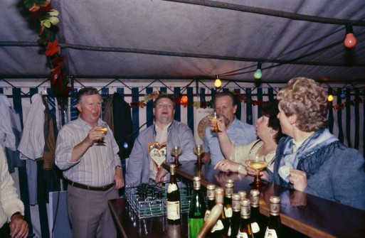 Edgar Zentgraf, Norbert Henkel, Wilhelm + Else Waider, Maria Zentgraf in der Weinbar